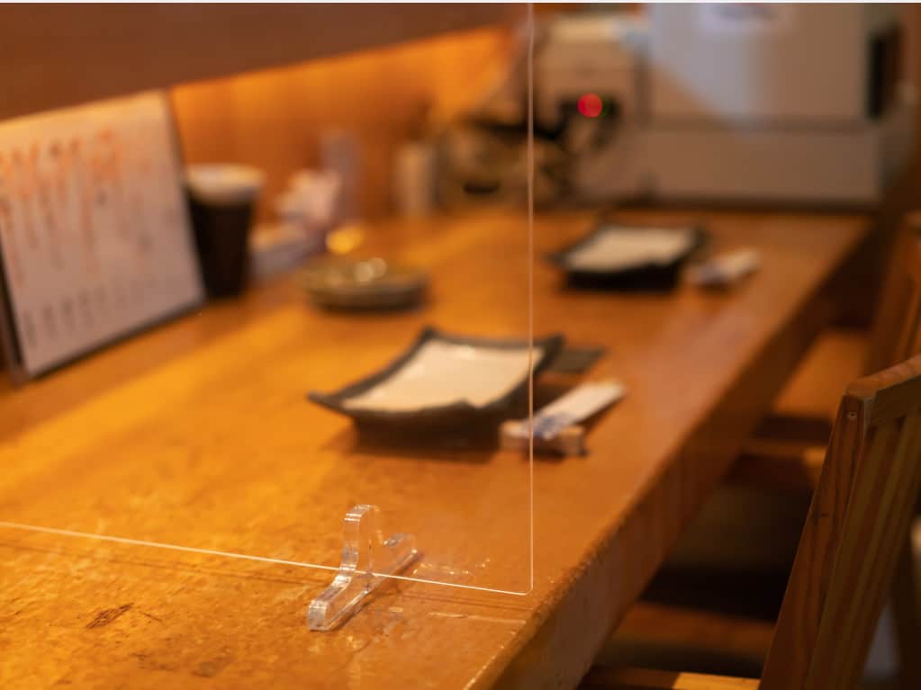 Hygienekonzepte Tisch mit Plastikscheibe