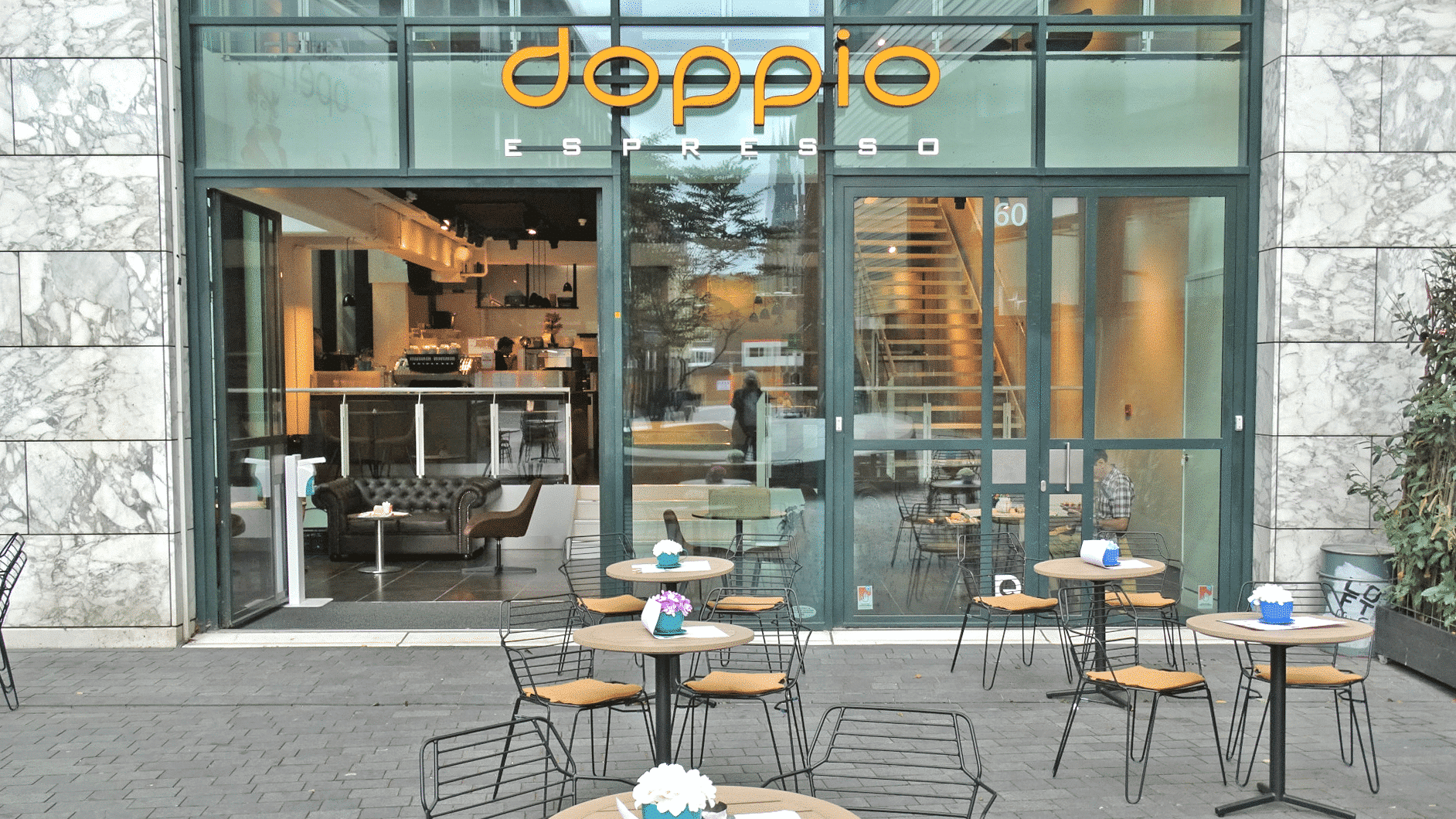 Doppio Café in Eindhoven mit einladender Inneneinrichtung