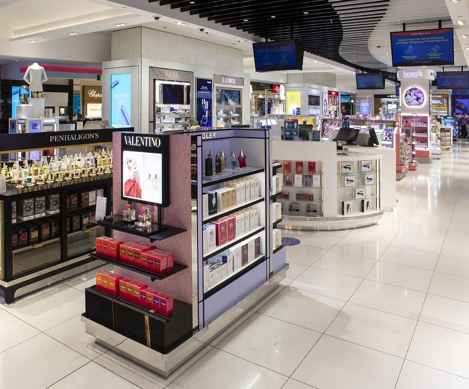 Mugler und Valentino Shop Dubai Airport CDZ6 von MOprojects Ladenbau