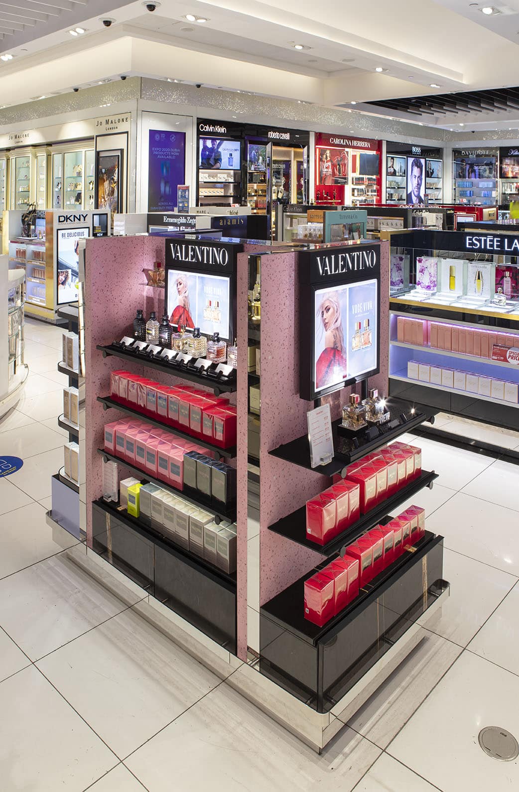 Valentino Shop Dubai Airport CDZ6 von MOprojects Ladenbau