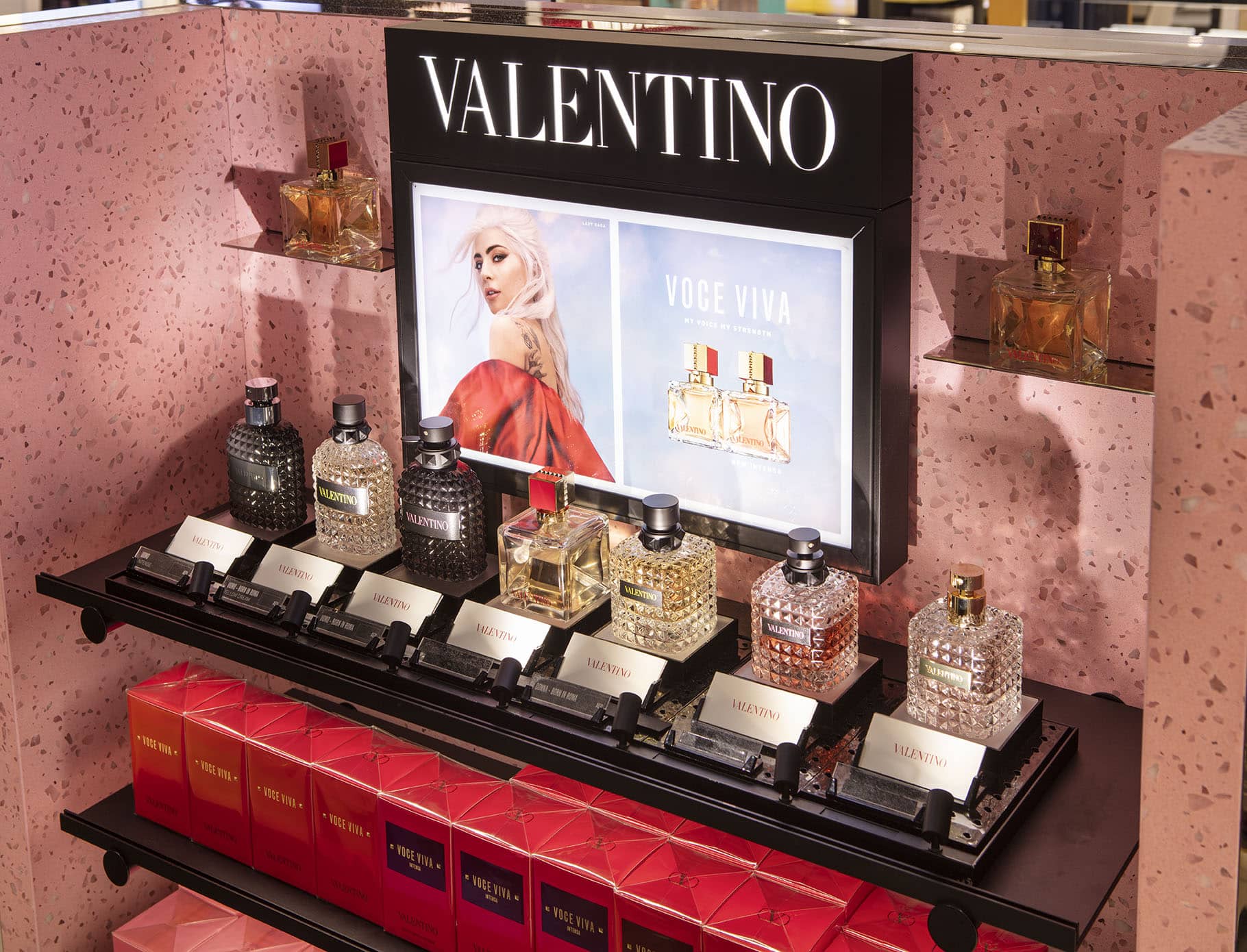Parfüm Präsentation Valentino Shop Dubai Airport CDZ6 von MOprojects Ladenbau