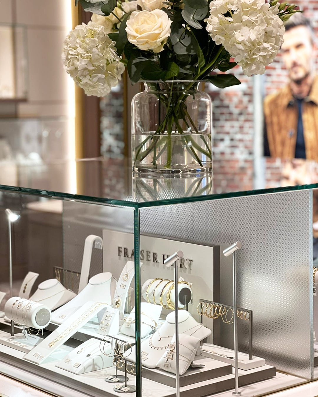 fraser hart luxury jewellry shopfitting glass display case