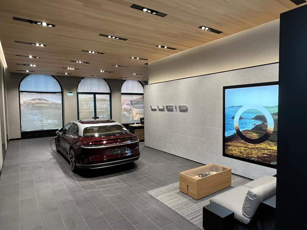 Innenausbau Lucid Car showroom München mit luxuriösen Möbeln