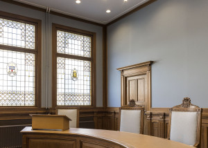 Gerichtssaal im Palace of Justice in Den Bosch mit Möbeln restauriert von MOprojects