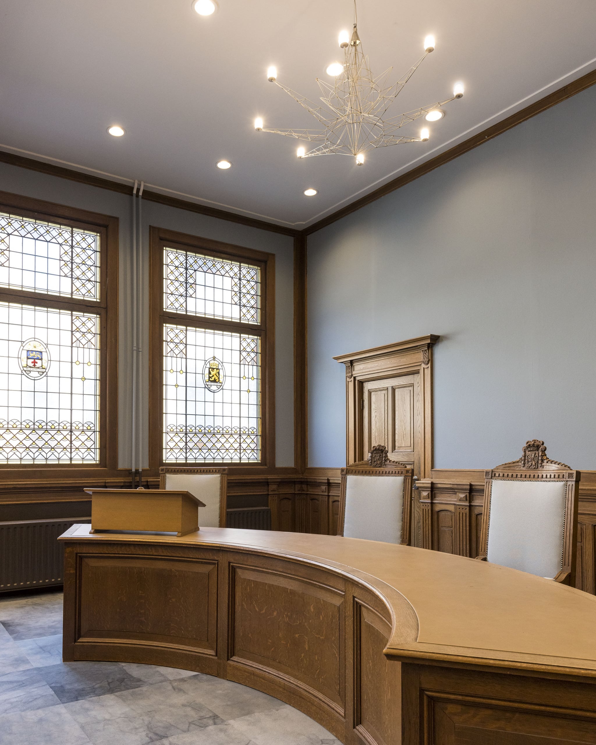 Gerichtssaal im Palace of Justice in Den Bosch mit Möbeln restauriert von MOprojects