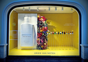 Dries Van Noten Schaufenster mit Möbeln und Montage von MOprojects